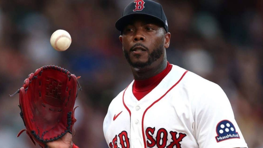 Aroldis Chapman lanzando para los Medias Rojas de Boston en un juego de MLB