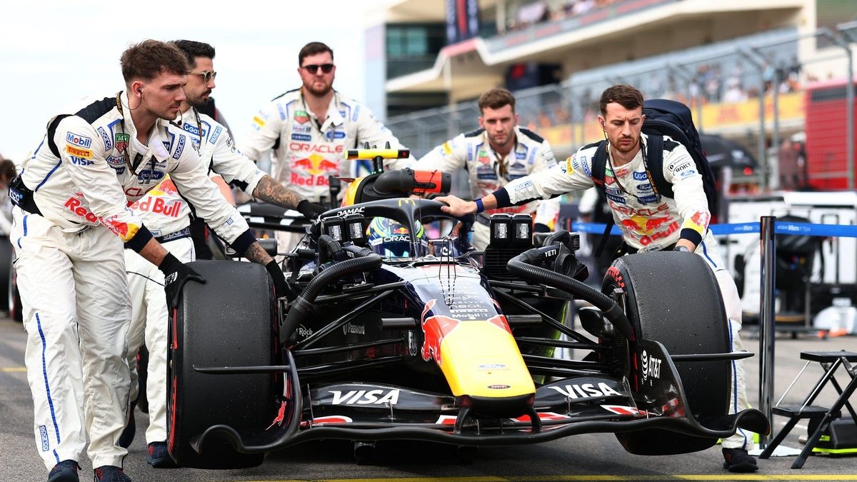 Max Verstappen en la parrilla de salida con el Red Bull durante un Gran Premio de la temporada 2026