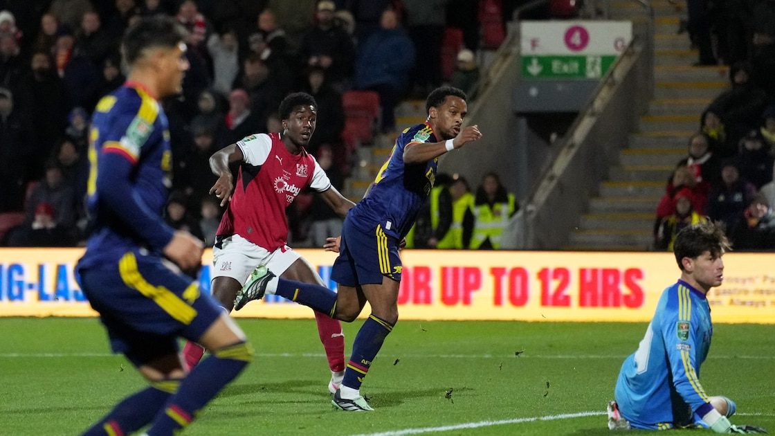 Jugadores de Arsenal cabizbajos tras perder la tanda de penales ante Fleetwood en la Copa de la Liga de Inglaterra