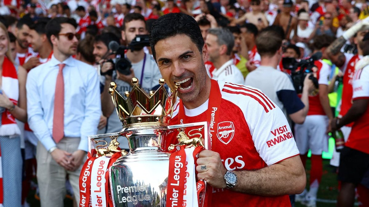 Mikel Arteta celebrando el título de la Premier League 2025-2026 con el Arsenal en el Emirates Stadium