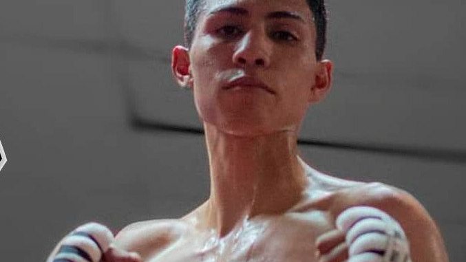 Boxeador Arturo Lobito Torres durante un combate profesional en Mexicali, México