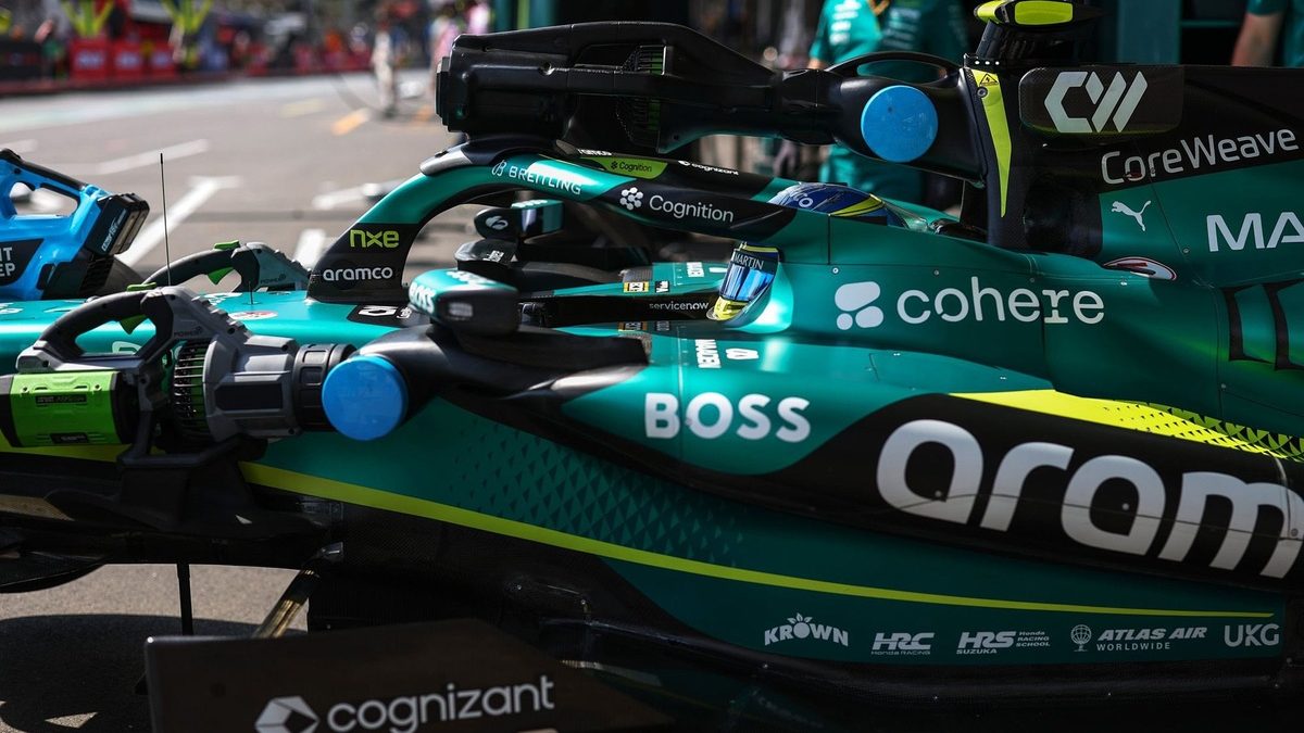 Fernando Alonso con el monoplaza de Aston Martin Aramco en la Fórmula 1
