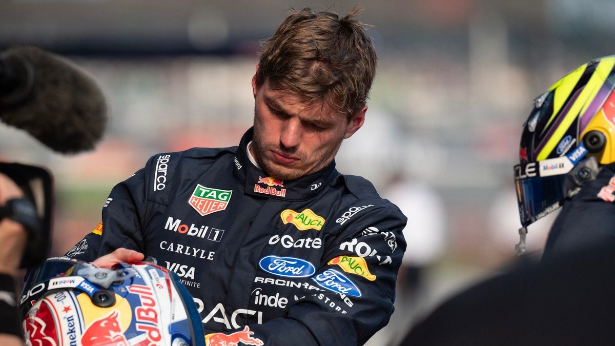Max Verstappen con el Red Bull RB22 en el paddock del Gran Premio de Singapur 2026