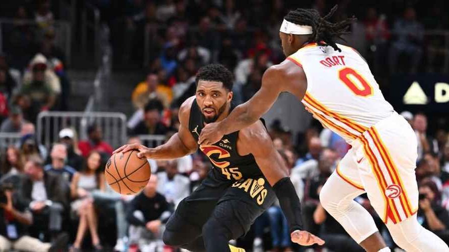 Onyeka Okongwu de los Atlanta Hawks en acción durante el partido ante los Cleveland Cavaliers en el State Farm Arena