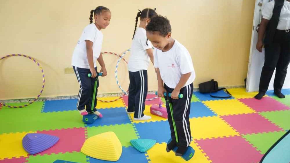 Acto de inauguración del aula de psicomotricidad número 14 del INEFI en la Escuela Parroquial Salesiana Cristo Rey, Barahona