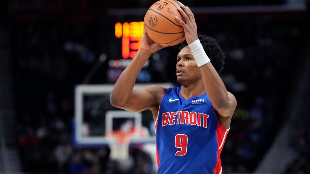 Ausar Thompson con la camiseta de los Detroit Pistons en un partido de la NBA