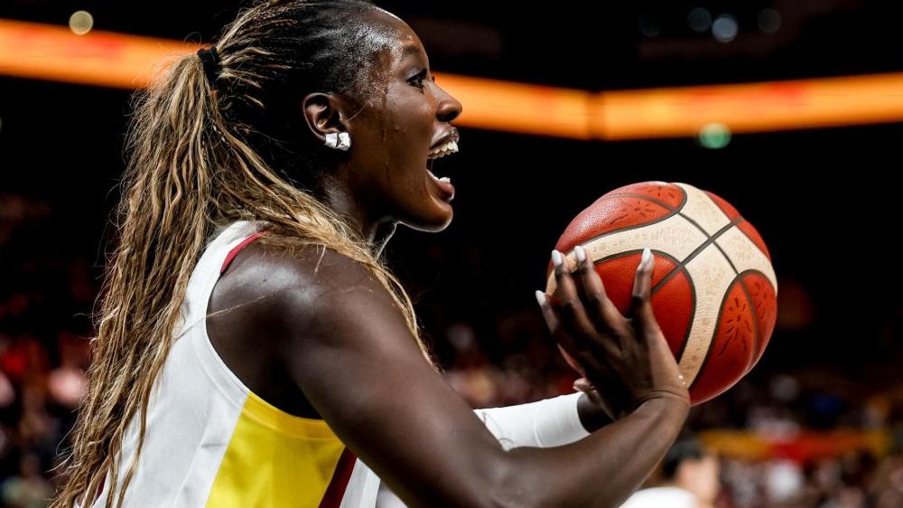 Awa Fam con el uniforme de Seattle Storm celebrando un triple durante un partido de la WNBA