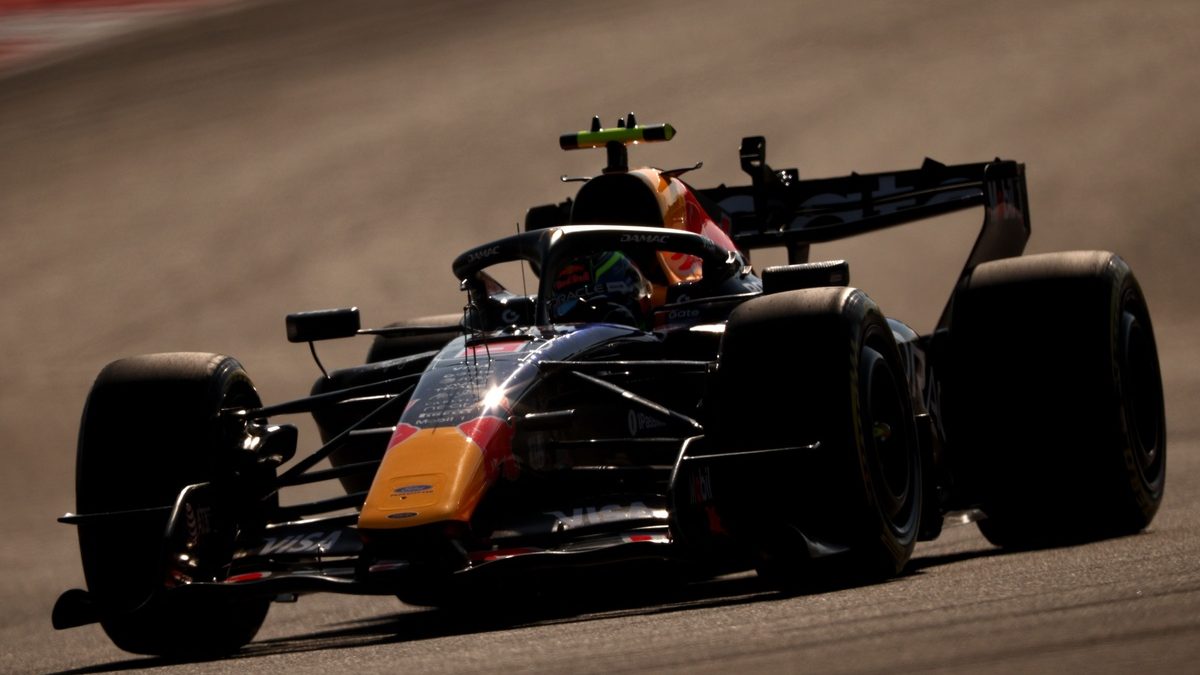 Monoplaza de F1 2026 rodando sobre el asfalto ondulado del Circuito de las Américas en Austin