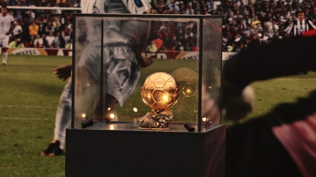 Trofeo del Balón de Oro frente al London Palladium en Londres, sede de la gala 2026