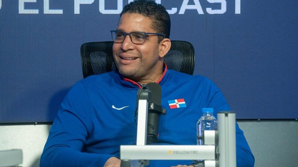 Rafael Uribe, presidente de Fedombal, durante entrevista sobre el impacto económico del baloncesto dominicano