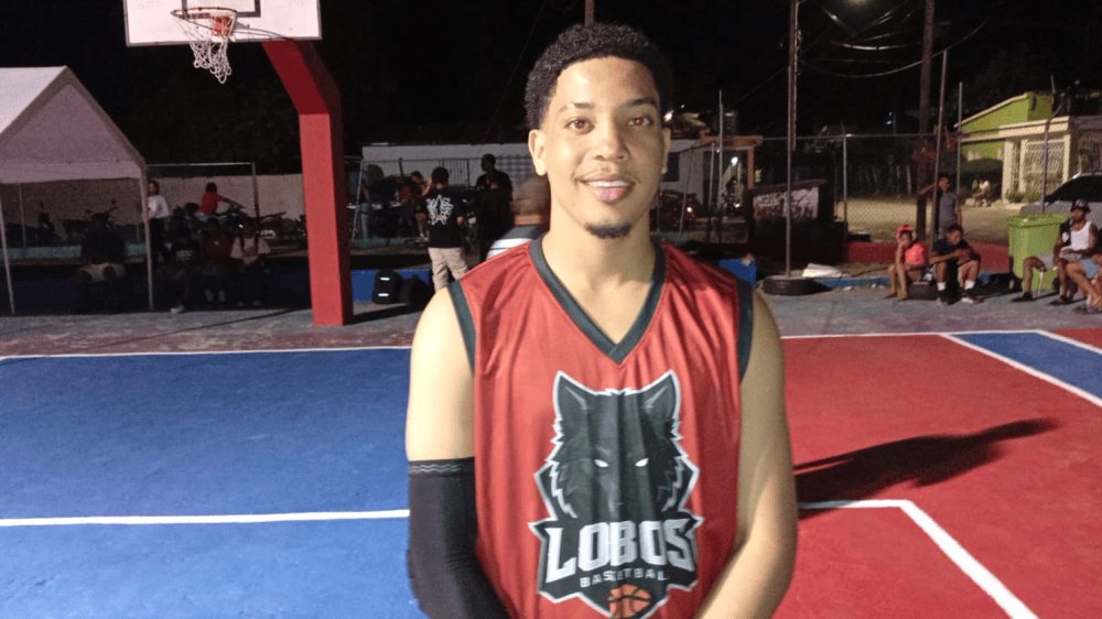 Jugadores de Los Lobos celebran victoria 81-77 sobre los Lyons en la cancha municipal de Hostos