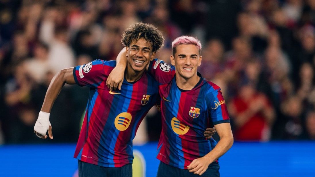 Raphinha celebra uno de sus dos goles ante el Feyenoord en el debut del Barcelona en la Champions League