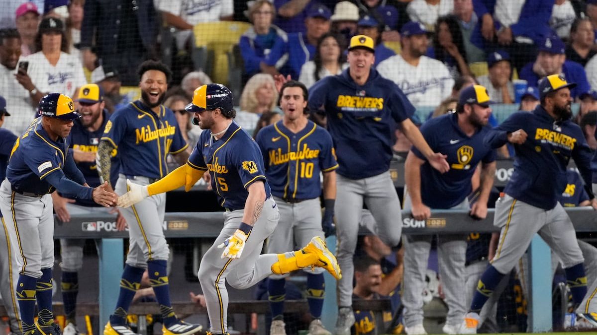 Jake Bauers y Garrett Mitchell celebran sus jonrones consecutivos en la séptima entrada de la NLCS entre Brewers y Dodgers