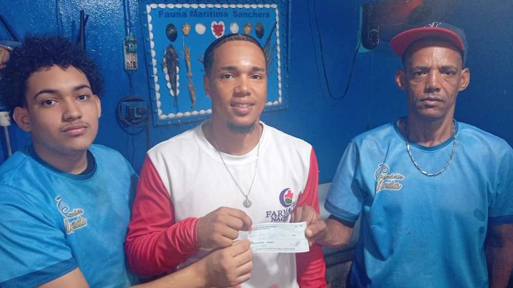 Capitán Reny Jerez recibe premio en metálico de la Pescadería Wanda como campeones del basket de Naranjo Dulce 2026