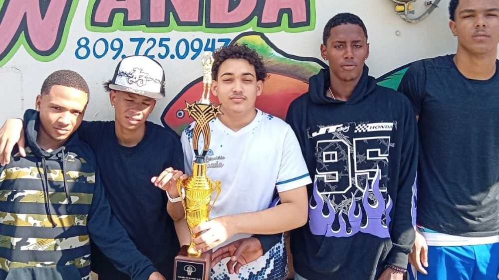 Entrega de copa y premio en metálico al equipo Los Halcones, campeones del basket juvenil de Villa Riva, en el polideportivo municipal