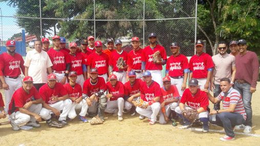Jugadores de béisbol campesino en el play de Felo, comunidad de Matalarga, durante la final del torneo Unidad del Campo 2026