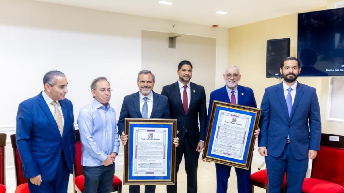 Junior Noboa y Vitelio Mejía reciben placa de reconocimiento en el Senado de la República Dominicana
