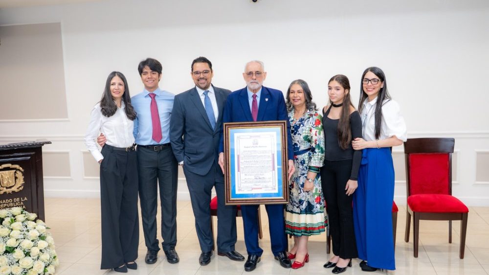 Vitelio Mejía y Junior Noboa reciben reconocimiento del Senado de la República Dominicana por aportes al béisbol