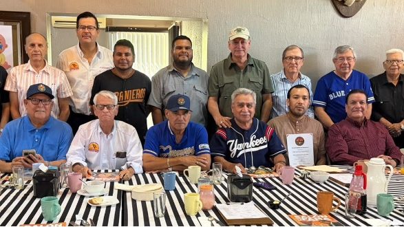 Miembros de la Peña de Beisbol de Hermosillo reunidos en restaurante durante conferencia sobre historia del béisbol en Sonora