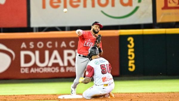 Jugadores de los Tigres del Licey celebrando victoria sobre Toros del Este en béisbol invernal dominicano