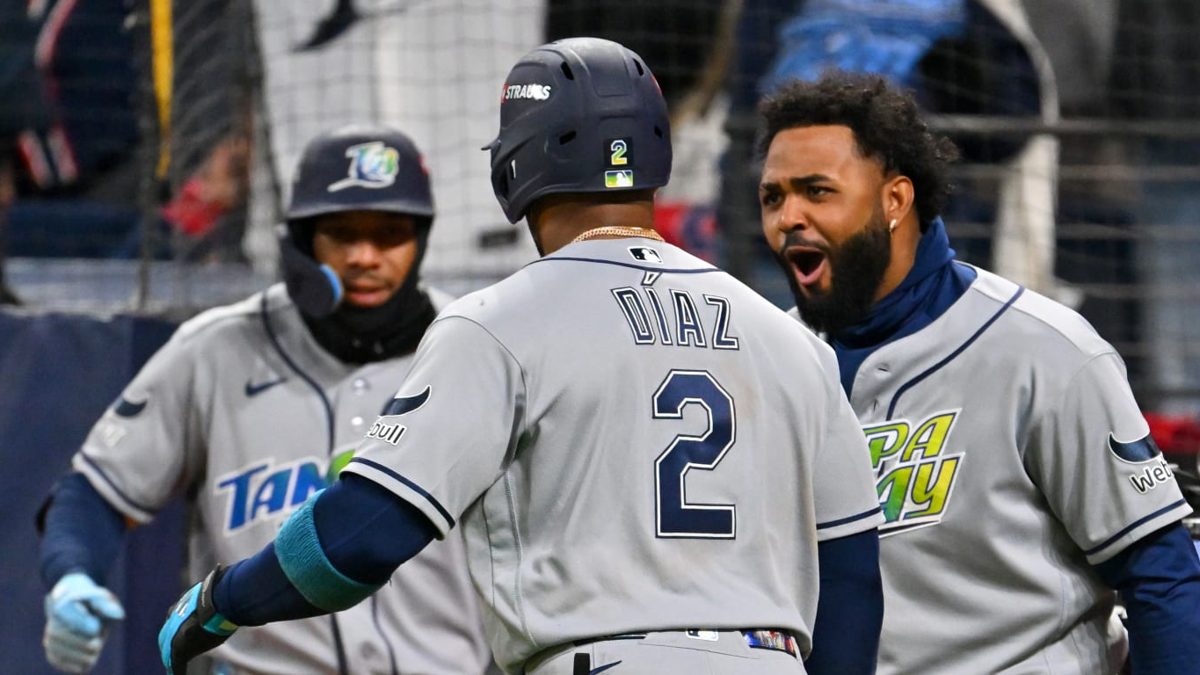 Yandy Díaz, Jonathan Aranda y Junior Caminero celebran en el dugout de los Rays tras la victoria sobre los Guardianes en el Juego 4 de la ALCS