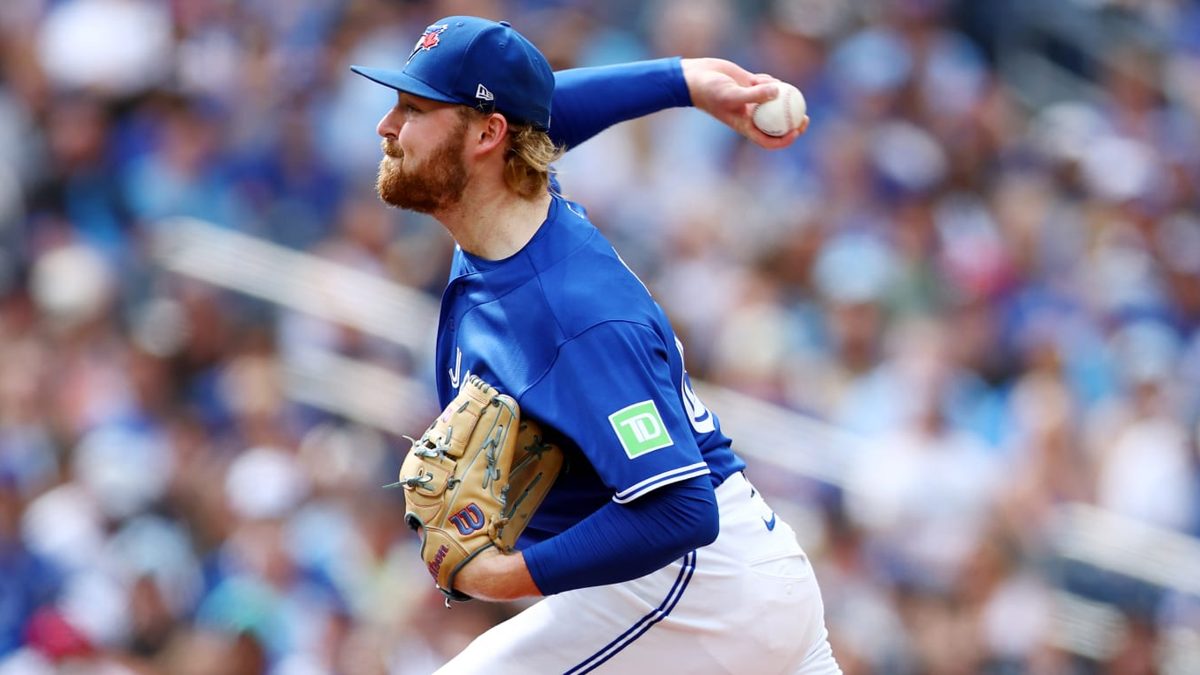 Brett Bateman celebra su jonrón en el Rogers Centre durante la victoria de los Blue Jays sobre los Orioles