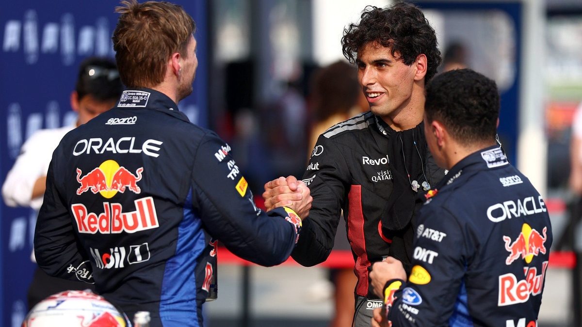 Gabriel Bortoleto con el Audi F1 e Isack Hadjar junto a Max Verstappen en el paddock de Red Bull Racing