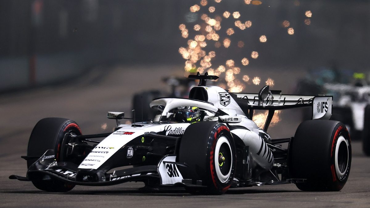 Valtteri Bottas al volante del Cadillac MAC-26 en el circuito de Marina Bay durante el GP de Singapur 2026