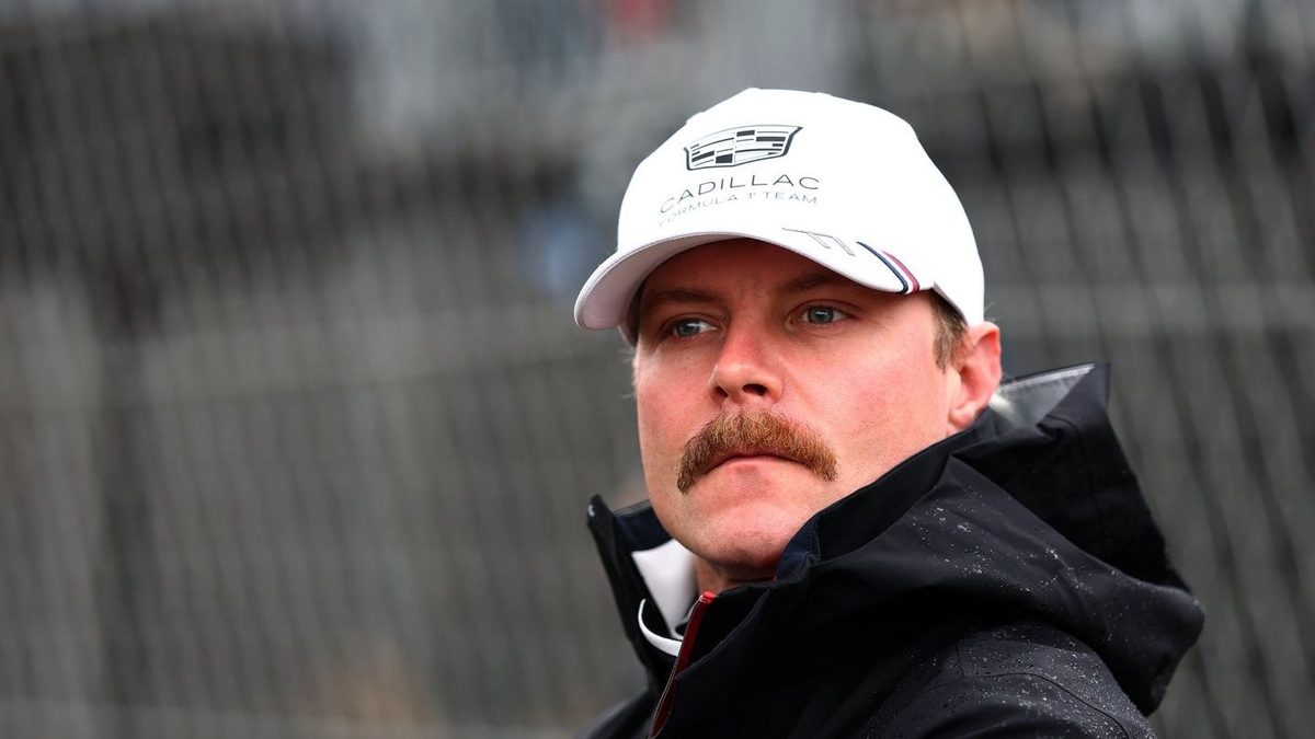 Valtteri Bottas con su casco de rinocerontes durante el Gran Premio de Azerbaiyán 2026