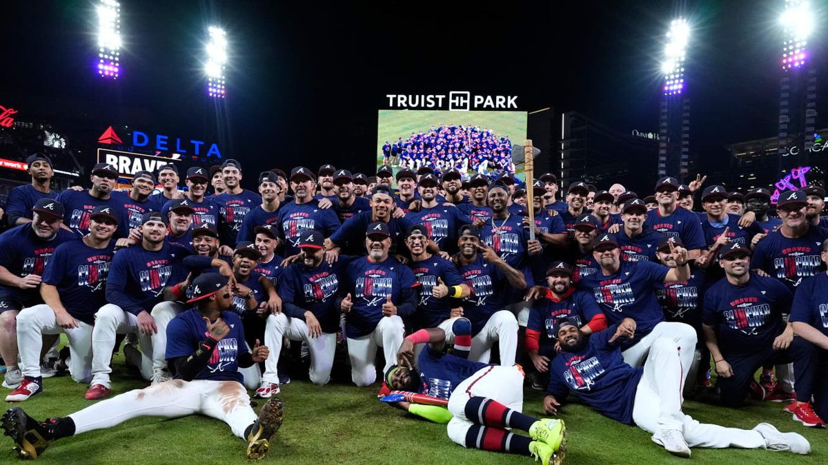 Ozzie Albies celebra con sus compañeros tras el jonrón que ayudó a los Braves a eliminar a los Phillies en el Wild Card 2026