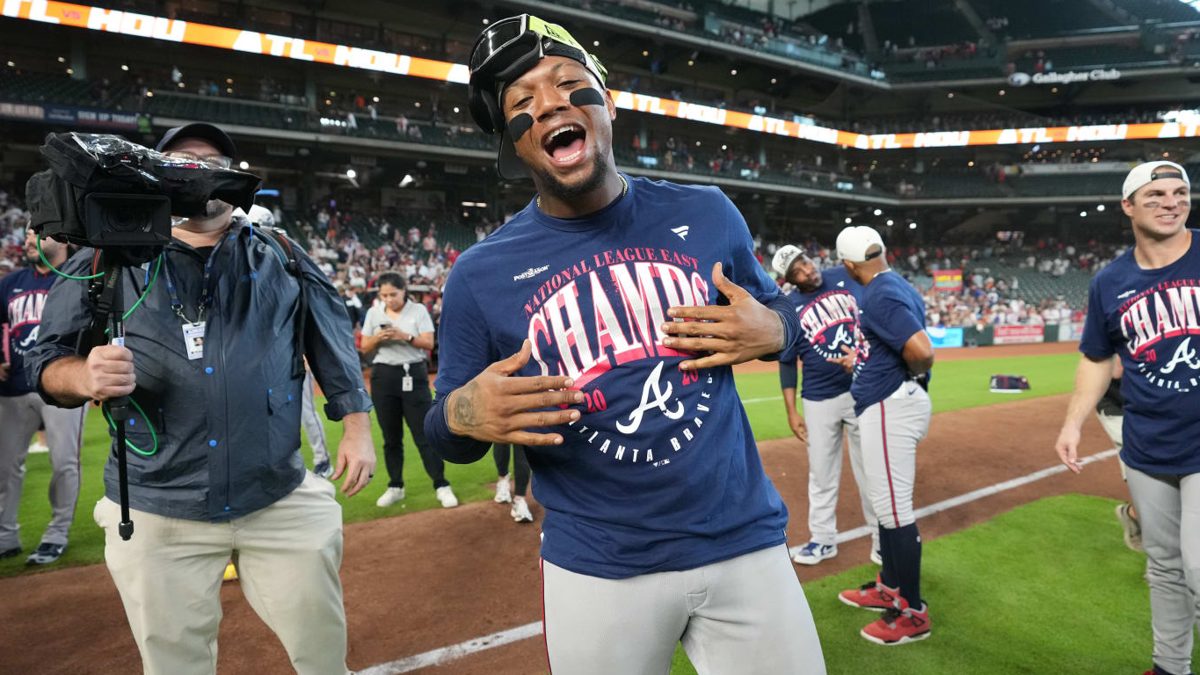 Jugadores de los Bravos de Atlanta celebrando el título del NL East en el terreno del Daikin Park de Houston