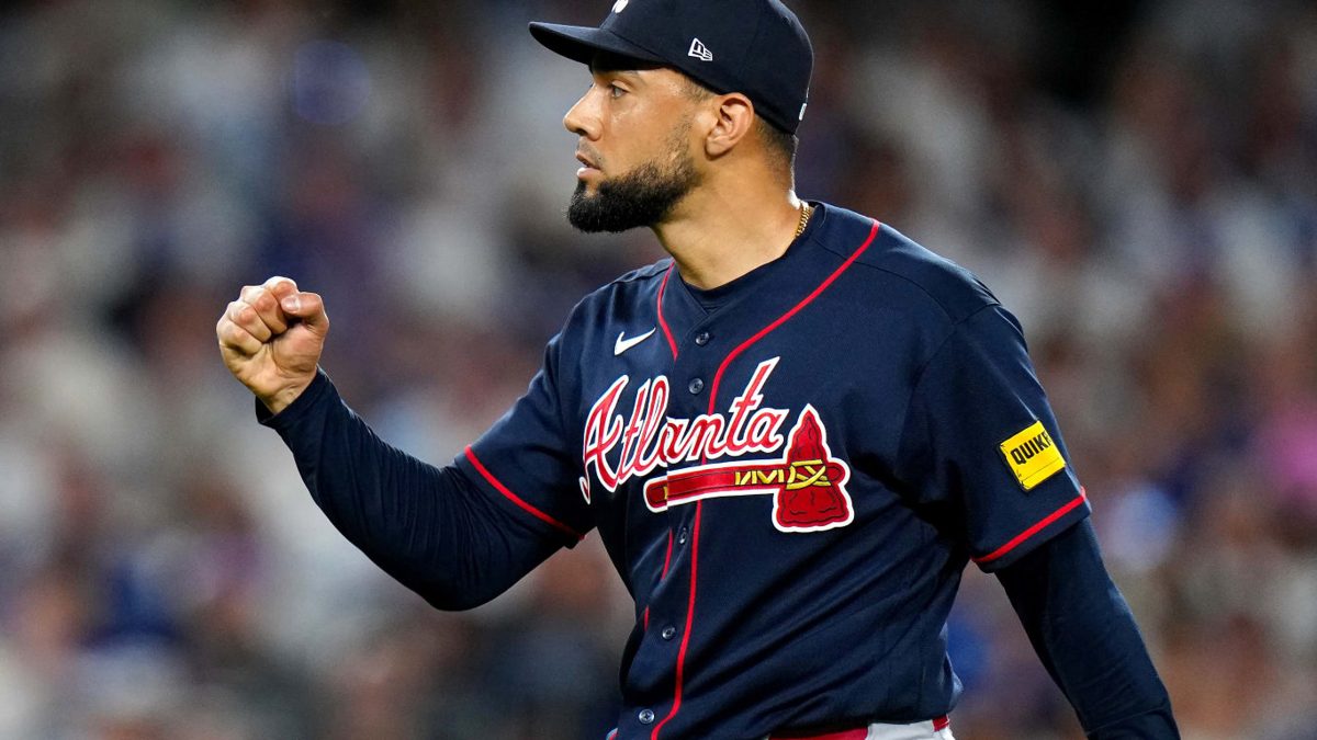 Michael Harris II celebra su doble remolcador en el séptimo inning del Juego 2 de la SDLN entre Bravos y Dodgers