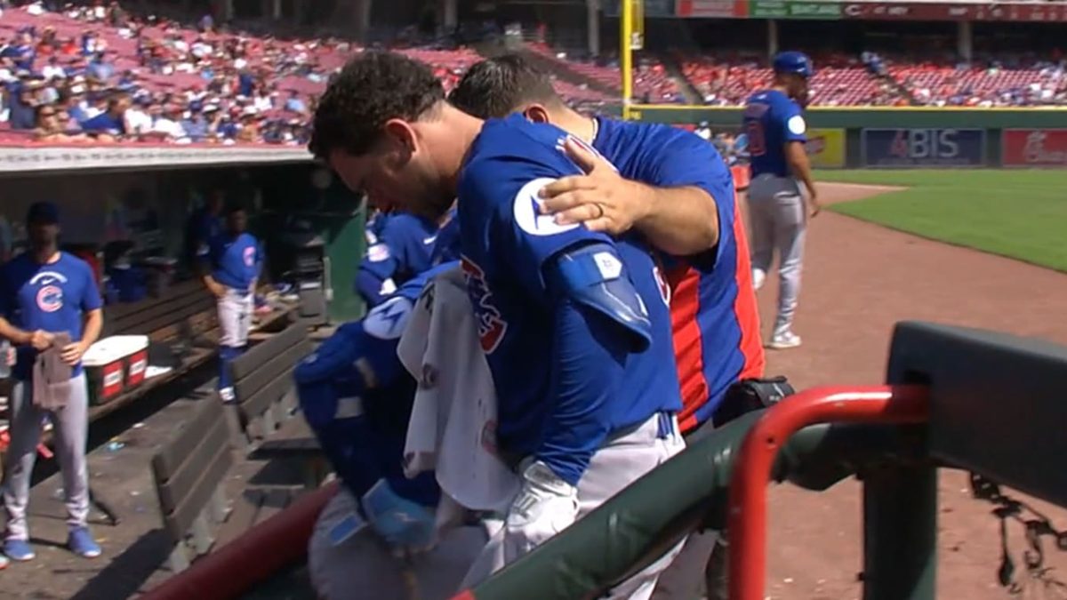 Alex Bregman tercera base de los Cubs sosteniéndose el rostro tras recibir un foul en el pómulo izquierdo en el on-deck circle