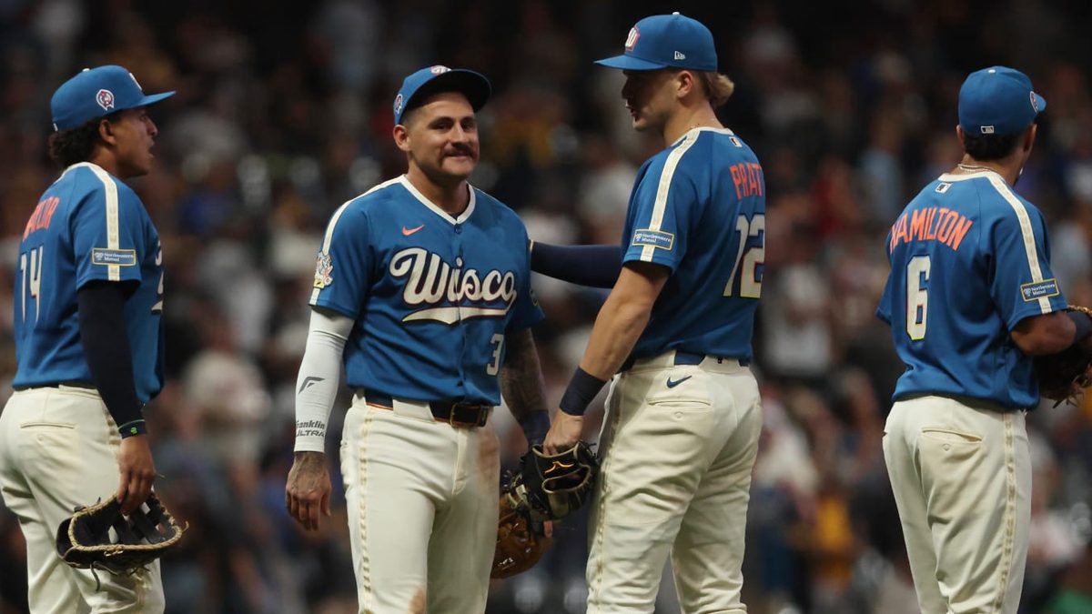Jugadores de los Milwaukee Brewers celebrando en el dugout tras clinchear su clasificación a los playoffs con victoria 20-0 sobre los Reds