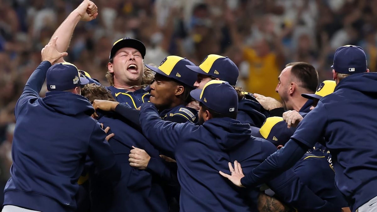 Jugadores de los Brewers de Milwaukee celebrando su primer título de la Serie Mundial en el Tropicana Field de St. Petersburg