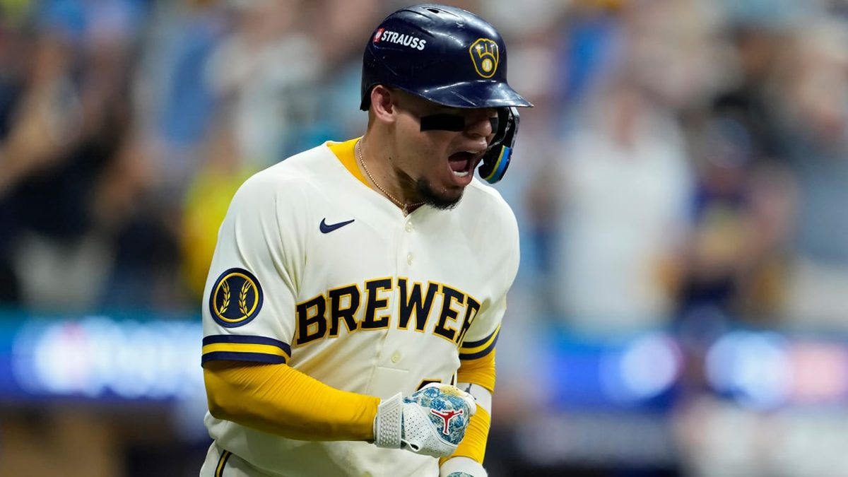 William Contreras celebra su jonrón de 436 pies en el Juego 2 de la NLCS 2026 en el American Family Field