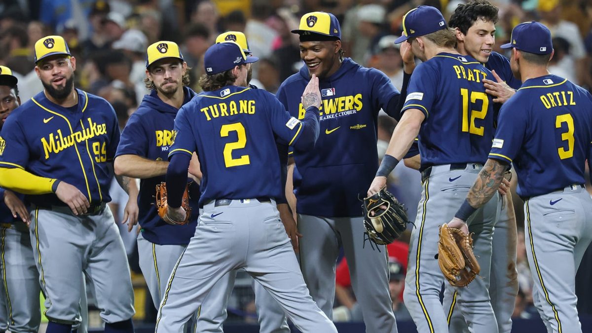 Jugadores de los Brewers celebrando en el terreno de Petco Park tras vencer a los Padres en el Juego 4 de la NLDS 2026