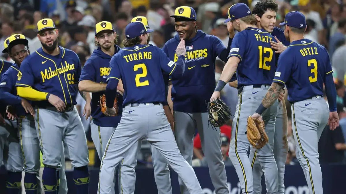 Garrett Mitchell atrapa el jonrón de Manny Machado en Petco Park para salvar la victoria de los Brewers en el Juego 4 de la NLDS 2026