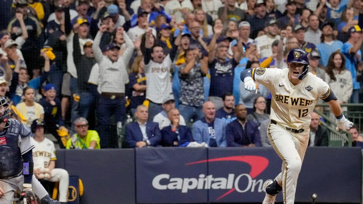 Sal Frelick celebra su jonrón empatador en el Juego 2 de la Serie Mundial ante los Rays en American Family Field