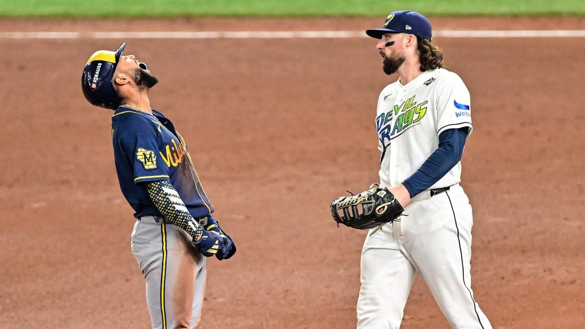 Jackson Chourio celebra con sus compañeros de los Brewers tras el triunfo 10-1 sobre los Rays en el Juego 3 de la Serie Mundial