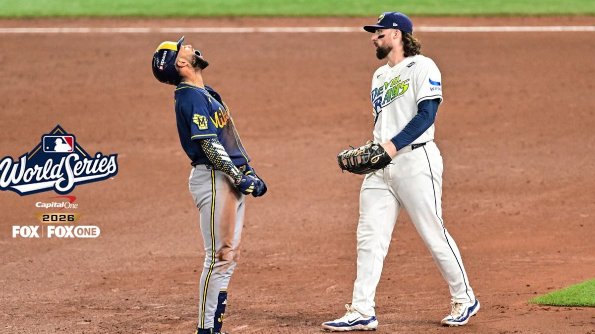 Jackson Chourio celebra con sus compañeros de los Brewers tras el juego 3 de la Serie Mundial en Tropicana Field