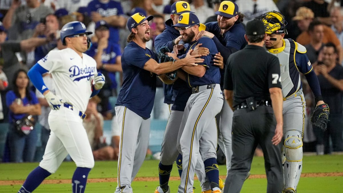 Jugadores de los Brewers celebrando en el campo del Dodger Stadium tras ganar la NLCS 2026 y clasificar a la Serie Mundial