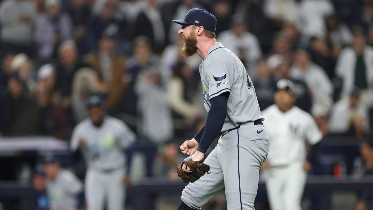 Bryan Baker celebra salvamento en Yankee Stadium tras ponchar a Trent Grisham en Game 3 de la ALDS 2026