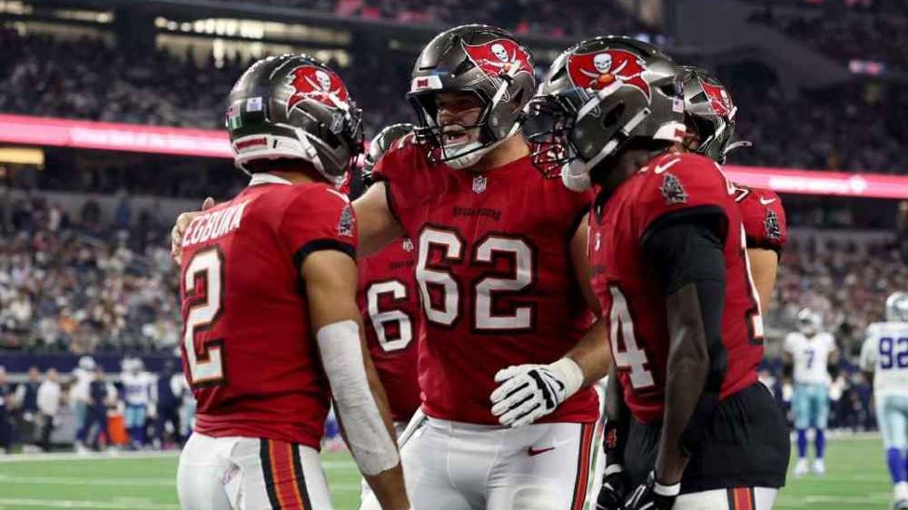 Jugadores de los Tampa Bay Buccaneers celebran victoria ante los Dallas Cowboys en AT&T Stadium