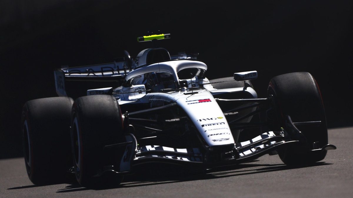 Valtteri Bottas al volante del Cadillac F1 durante una carrera de la temporada 2026