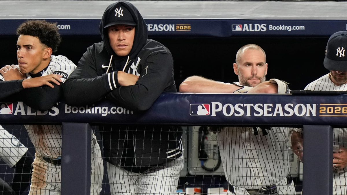 Dugout de los Yankees de Nueva York cabizbajo tras ser eliminados por los Rays de Tampa Bay en el Yankee Stadium