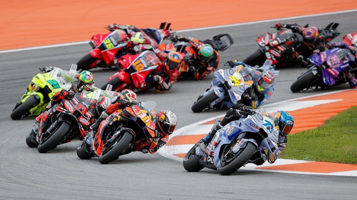Alex Márquez y Pedro Acosta rodando en el Circuit Ricardo Tormo durante el Gran Premio de la Comunidad Valenciana de MotoGP 2025