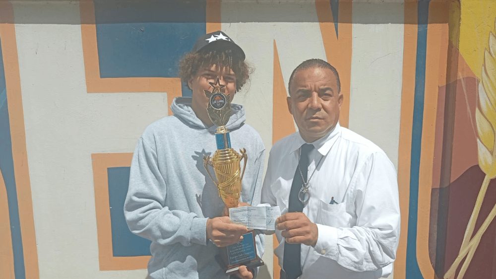 Entrega de copa y aporte económico al equipo campeón de baloncesto Los Llaneros de Arenoso por parte de la Pescadería Wanda