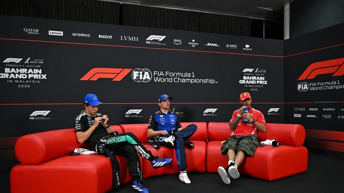 Kimi Antonelli en el podio del Gran Premio de Bahréin en el Circuito de Sepang junto a Verstappen y Hamilton
