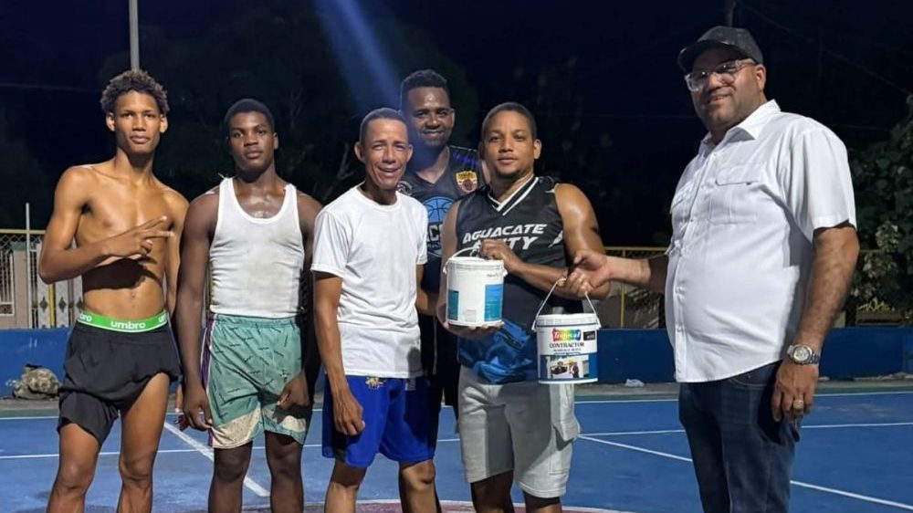 Remodelación de la cancha de baloncesto de El Aguacate de Arenoso con nuevos tableros y pintura